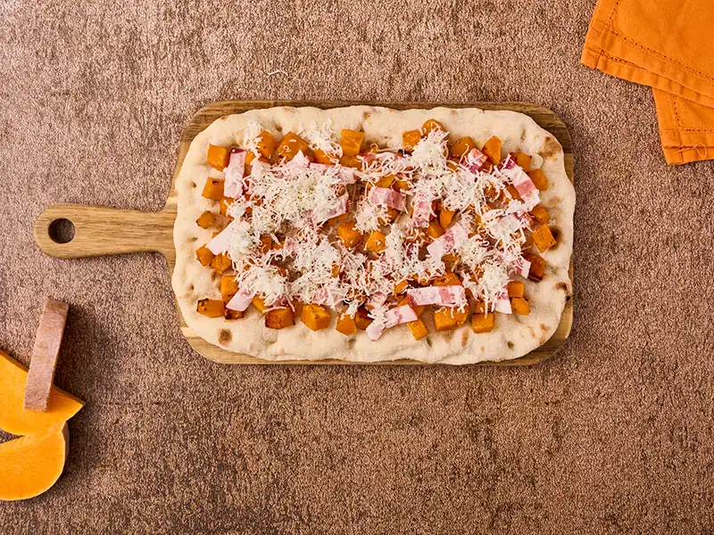 Aggiungi gli ingredienti per la pinsa zucca e guanciale e pecorino