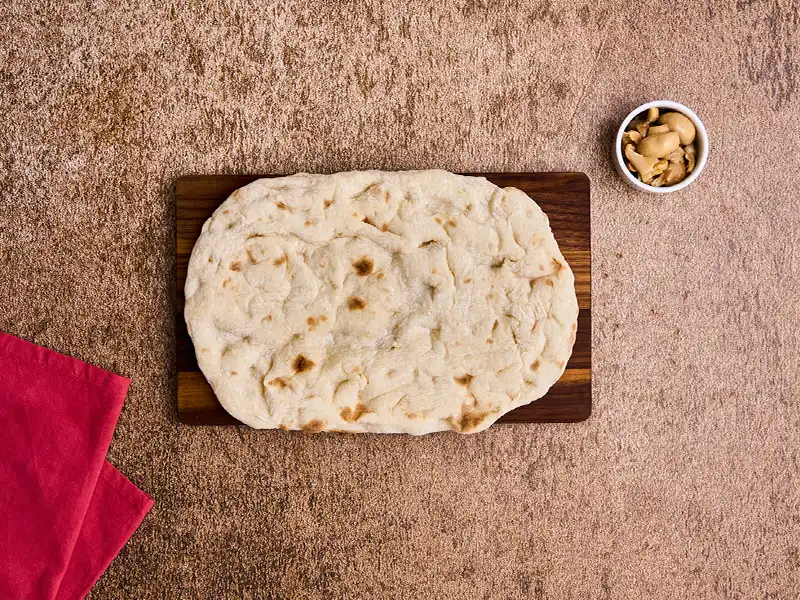 pinsa per ricetta con salame piccante e funghi