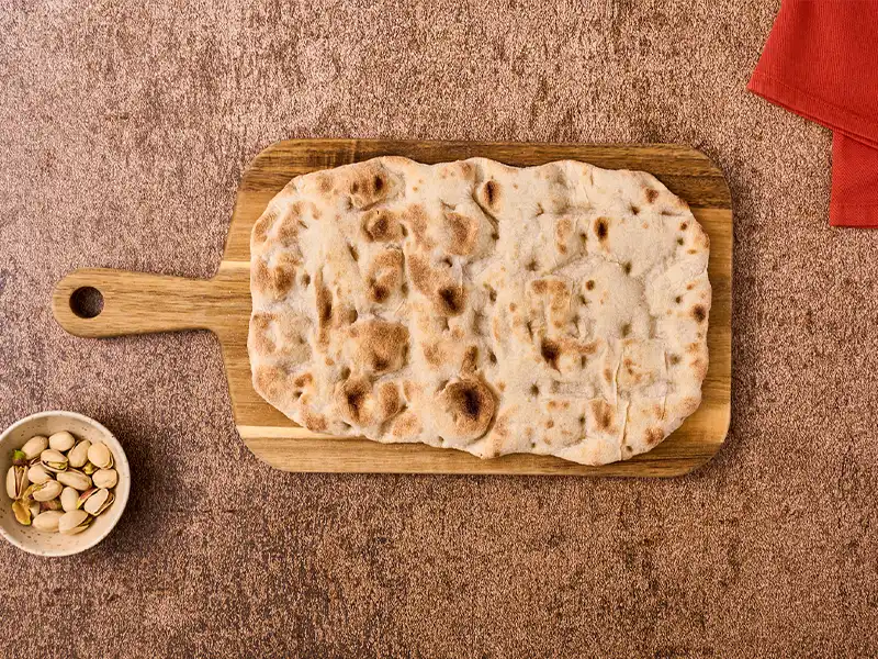 Cuoci in forno la base pinsa per ricetta con crema di cachi e cioccolato fondente