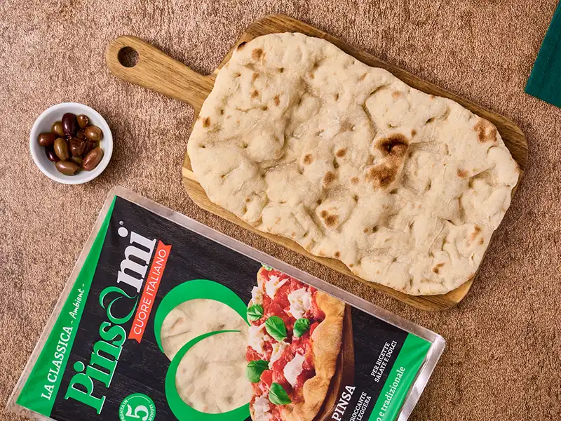 Prendi la pinsa per la ricetta con alici sott'olio e olive