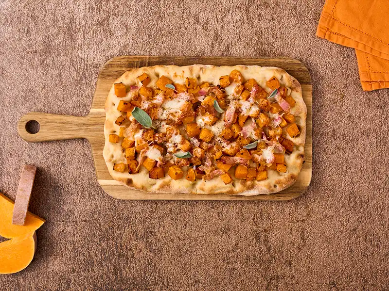 Porta in tavola una deliziosa pinsa zucca e guanciale