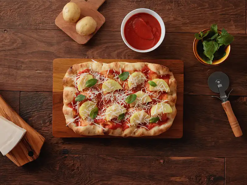 Completa la pinsa con il pecorino e la menta