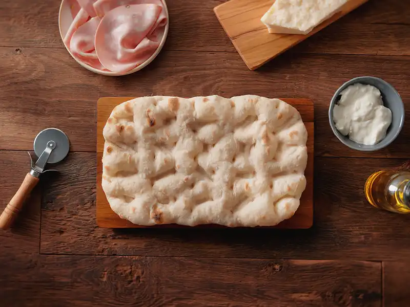 Prepara la base pinsa per ricetta con squacquerone e mortadella