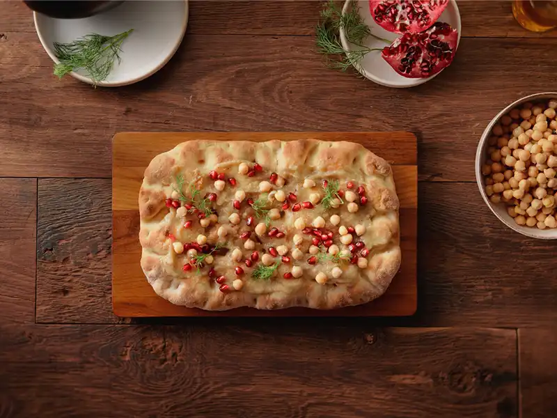 Pinsa con babaganoush, ceci e melograno