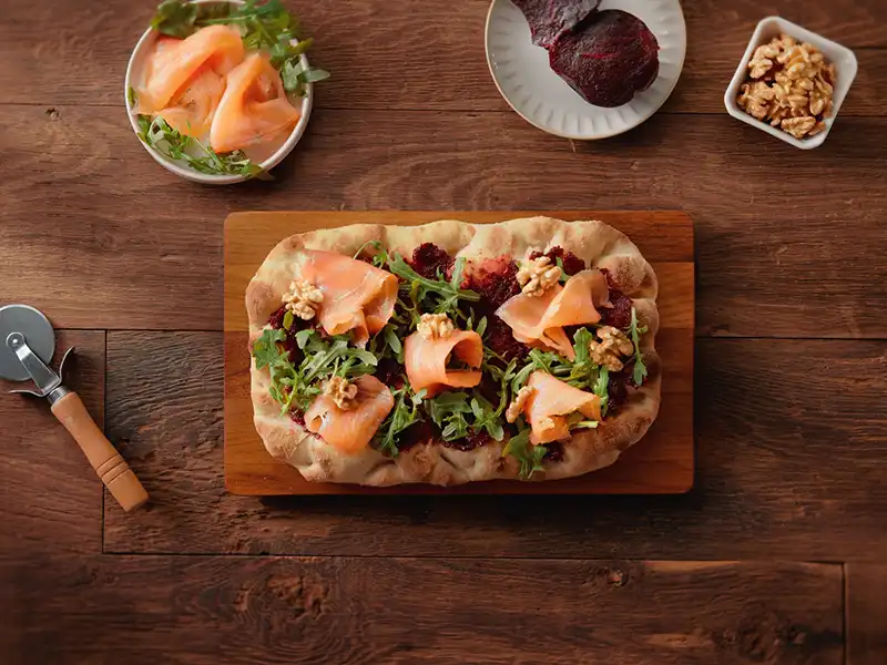 pinsa con crema di barbabietola rossa e salmone