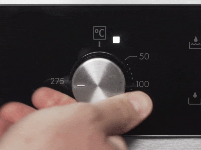 1. Turn on the oven
Preheat the fan oven to 220°C. Meanwhile, allow the pinsa to thaw and remove the transparent film.