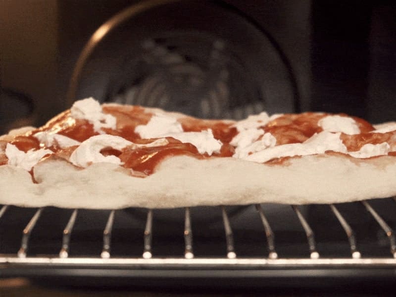 2. Place in the oven
Place the Pinsa in the oven, on the middle shelf, directly on the rack - no baking paper required! Don’t use a baking tray, to allow it to cook evenly on both top and bottom.