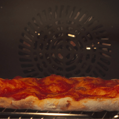 IM BACKOFEN Legen Sie die Pinsa direkt auf den Rost. Backen Sie sie 5 Minuten lang bei 250 °C im Umluftbetrieb oder solange, bis der Rand goldbraun und knusprig ist. Backen Sie die belegte Pinsa etwa 8 Minuten bei 220 °C. Servieren Sie die Pinsa und lassen Sie es sich schmecken
