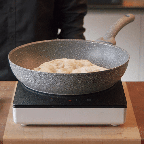 IN DER PFANNE Teilen Sie die Pinsa je nach Größe der Pfanne in mehrere Stücke und heizen Sie den Pfannenboden bei mittlerer Hitze gut durch. Backen Sie sie 4 Minuten je Seite oder solange, bis die Außenseite gut gebräunt ist. Dann nach Belieben belegen