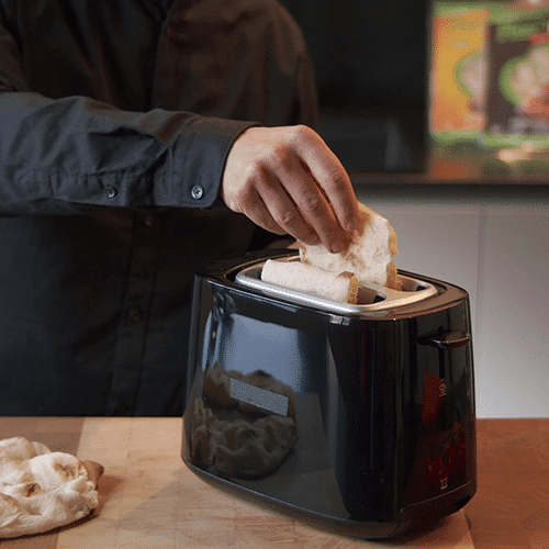 IM TOASTER Teilen Sie die Pinsa je nach Größe Ihres Toasters in mehrere Stücke. Backen Sie sie 4 Minuten je Seite oder solange, bis die Außenseite gut gebräunt ist. Dann nach Belieben belegen